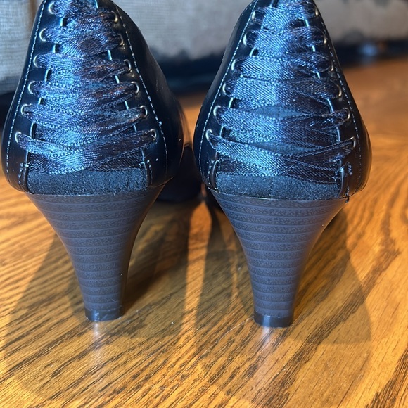 Vintage black suede kitten heel with ribbon corset design - Picture 2 of 5